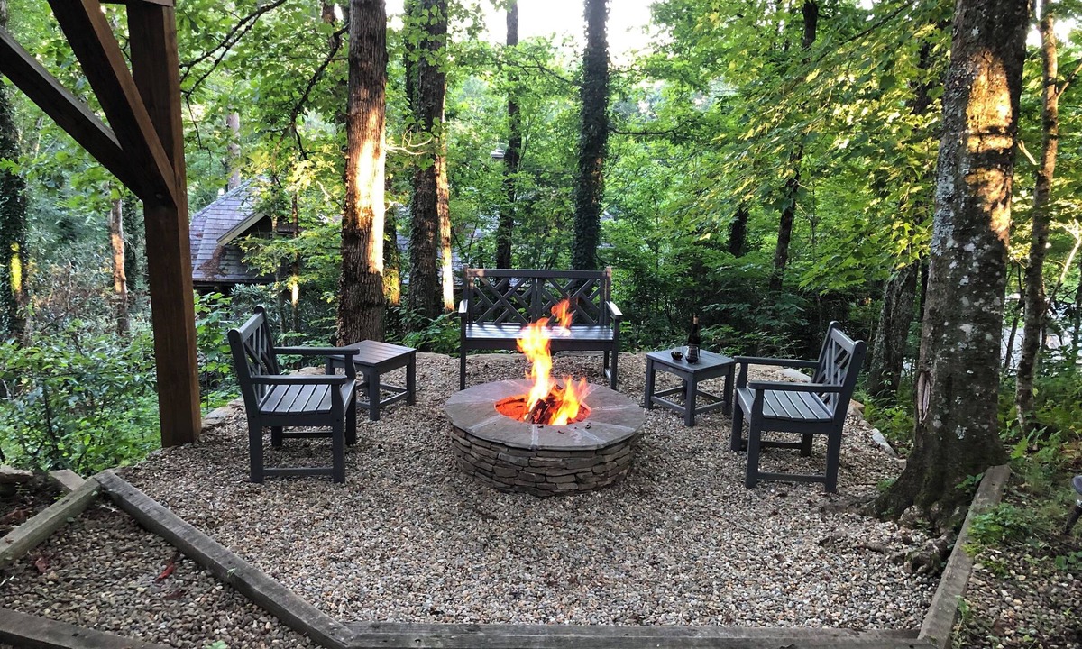 Mirror Lake Cottage | Cozy Yet Modern Cottage. Pet Friendly. 1.3 Miles to Town. Mountain Views.
