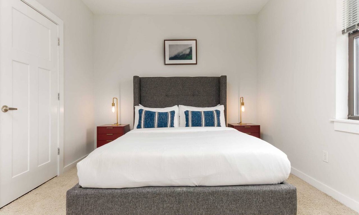 Hillsboro Village Apartment | CozySuites Music Row Spacious 2BR in Nashville! 40