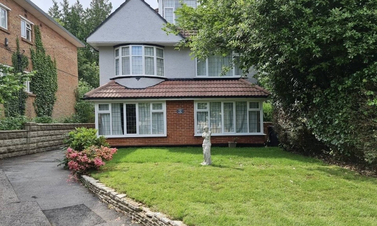 Bournemouth City Centre Villa | Cragside Villa with Hot Tub