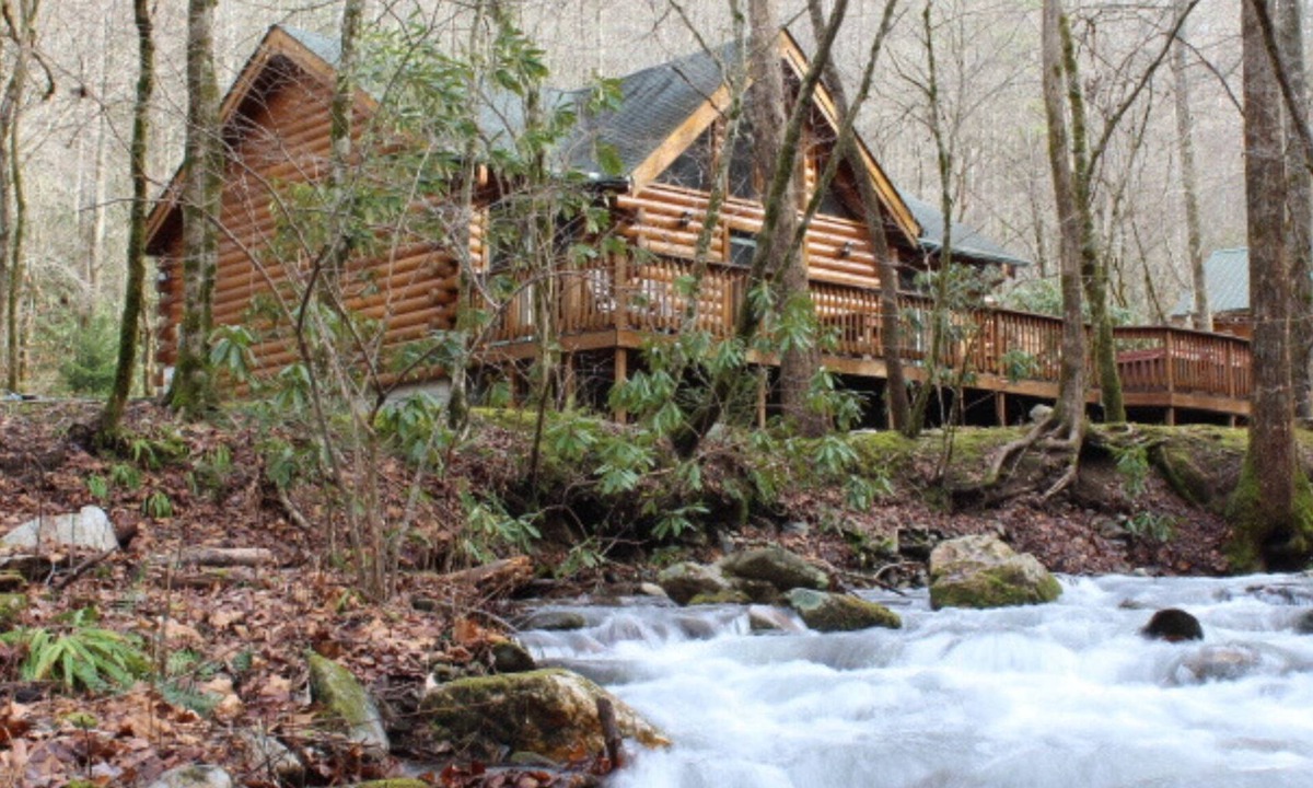 Andrews Cabin | Creek Front Mountain Cabin with Jacuzzi.
