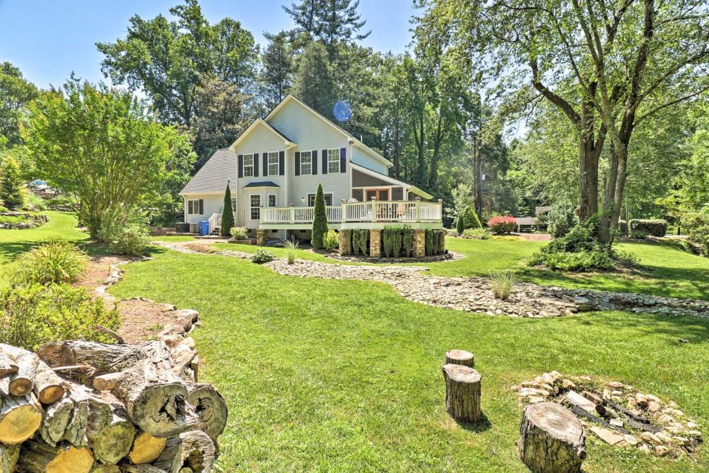 Brevard House | Creekside Brevard Home Less Than 1 Mi to Downtown!