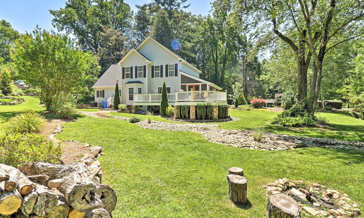 Brevard House | Creekside Brevard Home < 1 Mi to Downtown!