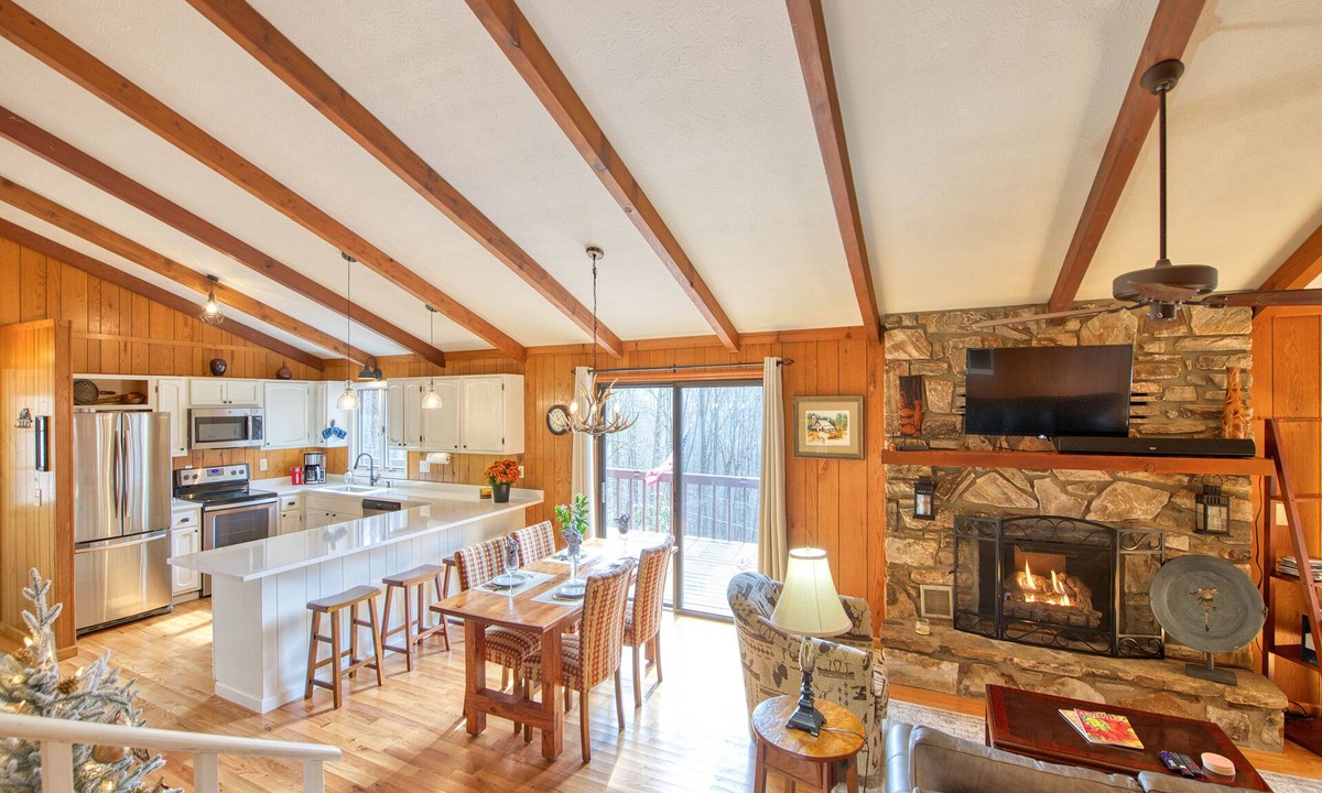 Maggie Valley House | Creekside Cabin in Maggie Valley Country Club with Club Pool access -2 King beds