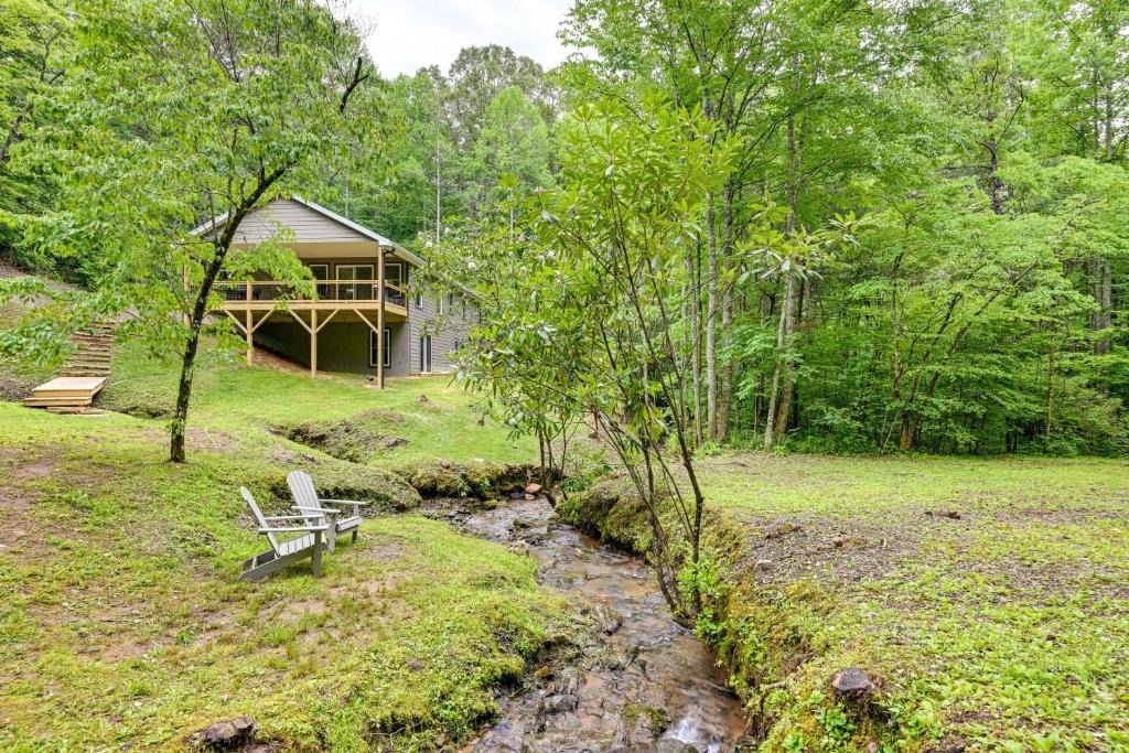 Franklin House | Creekside Cabin in Franklin about 8 Mi to Downtown!