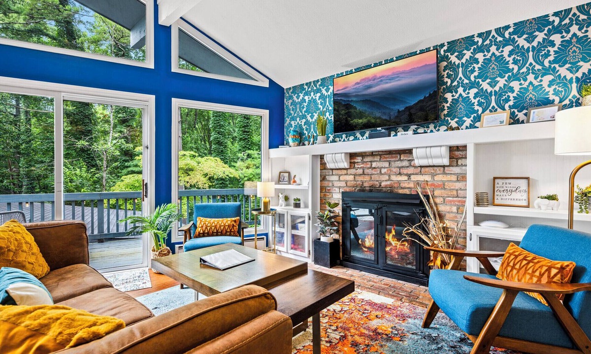 Waynesville House | Creekside Retreat | Hot Tub & Pet-Friendly