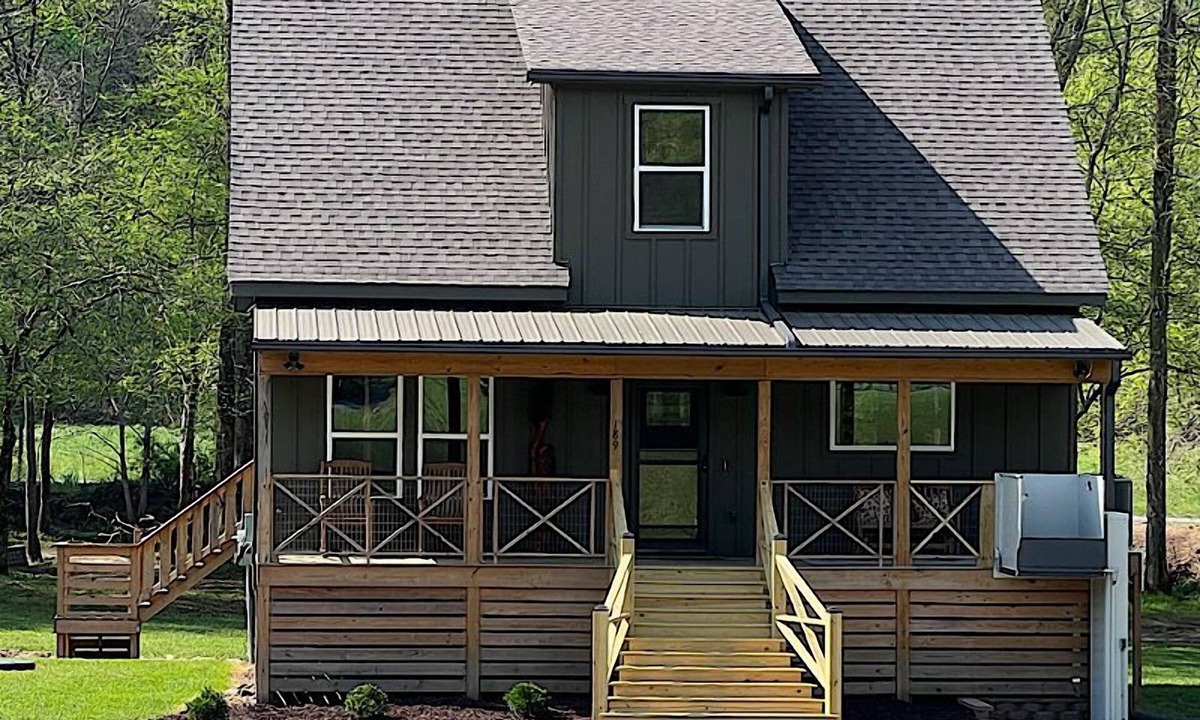 Hayesville Cabin | Creekside screened porch, pet friendly, minutes to downtown Hayesville. Firewood