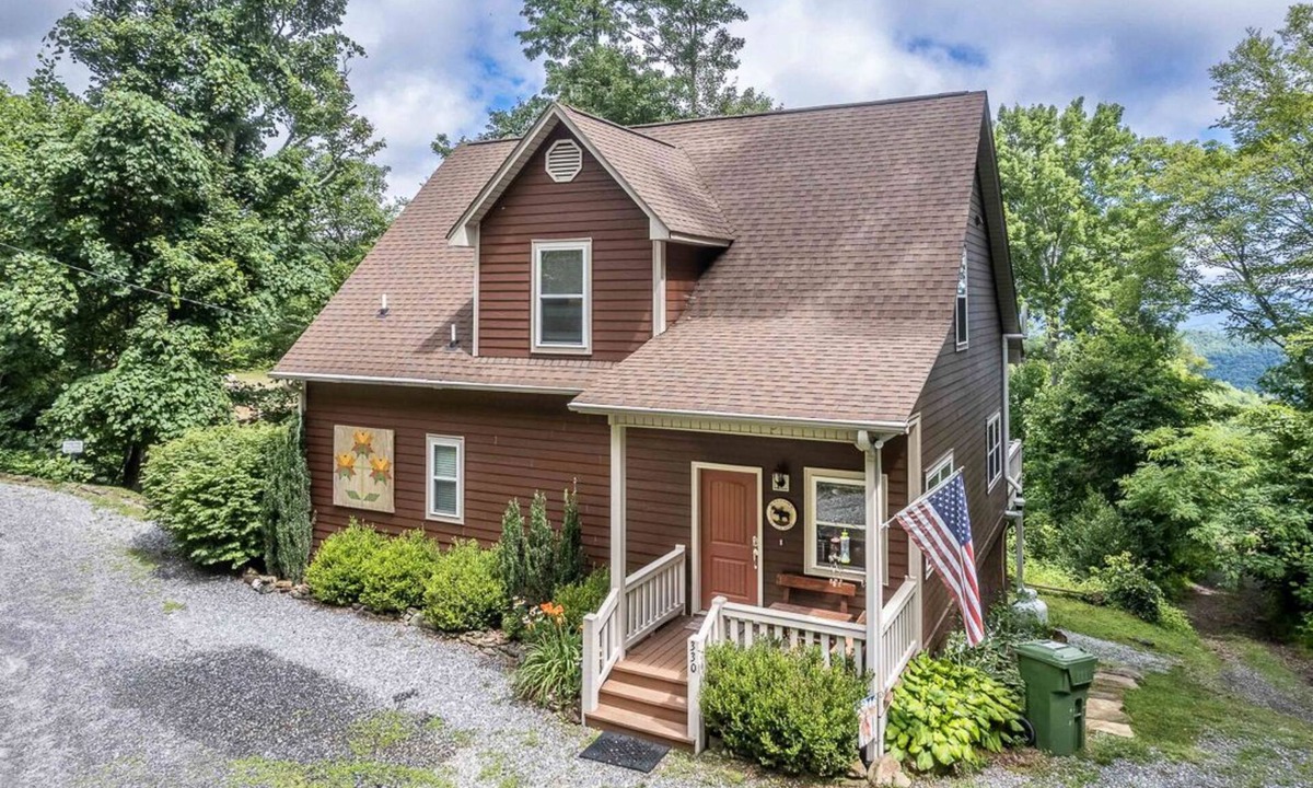 Sylva Cabin | Customer Appreciation Year! See Discount information in Ad