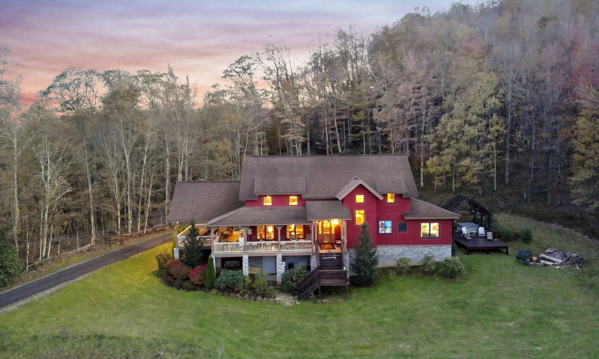 Banner Elk Cabin | D'Coys Nest- Secluded home on 4 acres, beautiful views, hot tub, fire pit