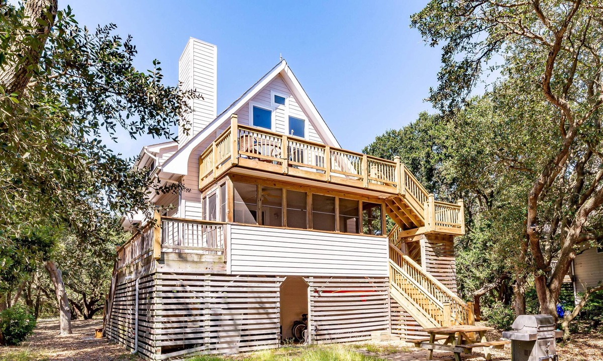 Duck House | D0310 Pappia. Charming & Well Maintained, Community Pool, 150 Yards to Beach!