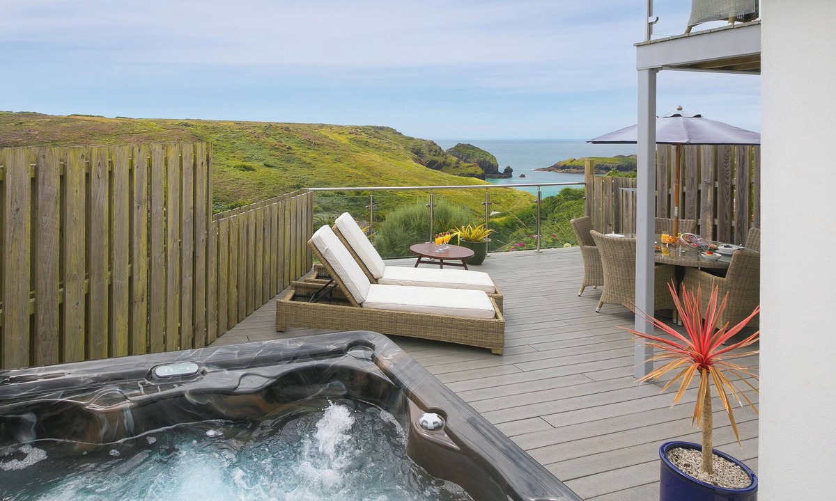 Mullion Cottage | DAPHNE, pet friendly, country holiday cottage, with pool in Mullion