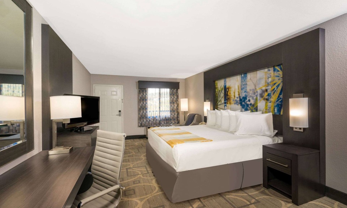 Woodfin Hotel | Days Inn by Wyndham Asheville Downtown North
