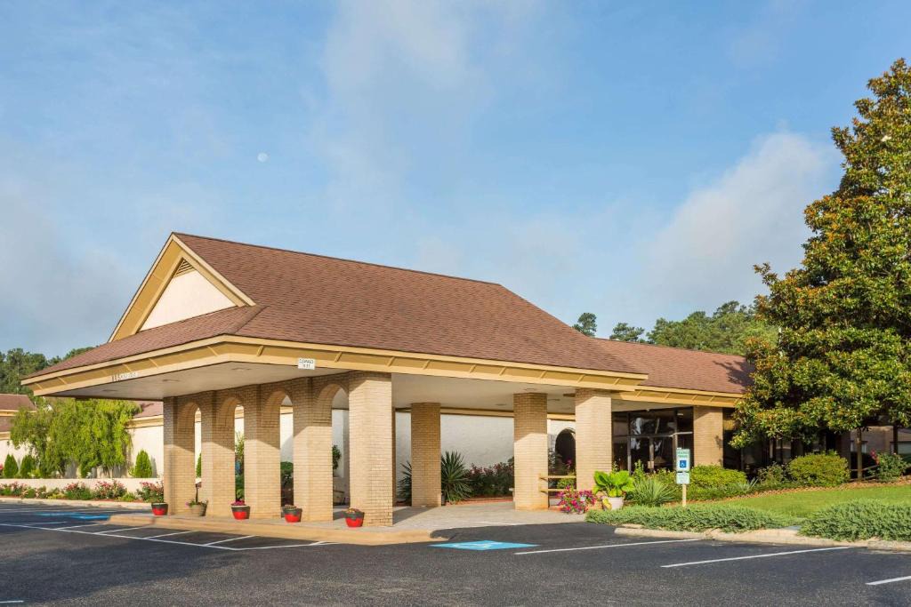West Southern Pines Hotel | Days Inn & Conf Center by Wyndham Southern Pines Pinehurst
