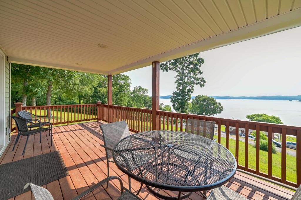 New Concord House | Deck & Water View: Cozy Kentucky Lake Getaway