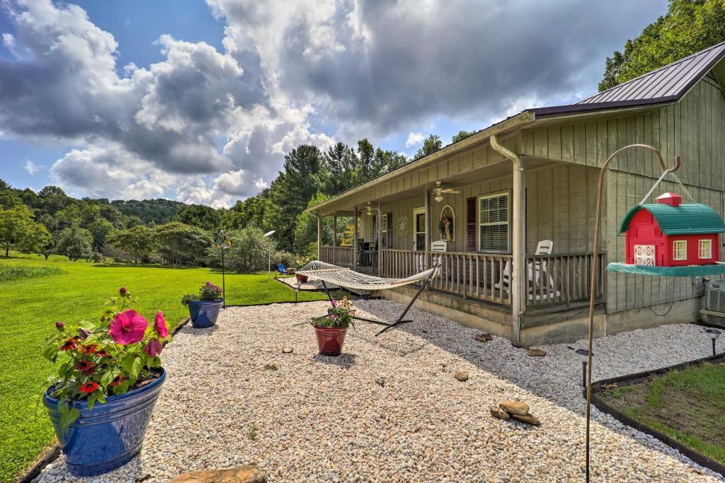 Deep Gap House | Deep Gap Cottage with Fire Pits - Hike and Ski!