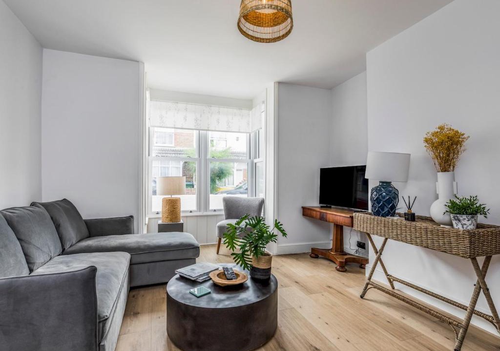 Felpham House | Delightful 2 Bed House a Stones Throw From Beach - Pass the Keys