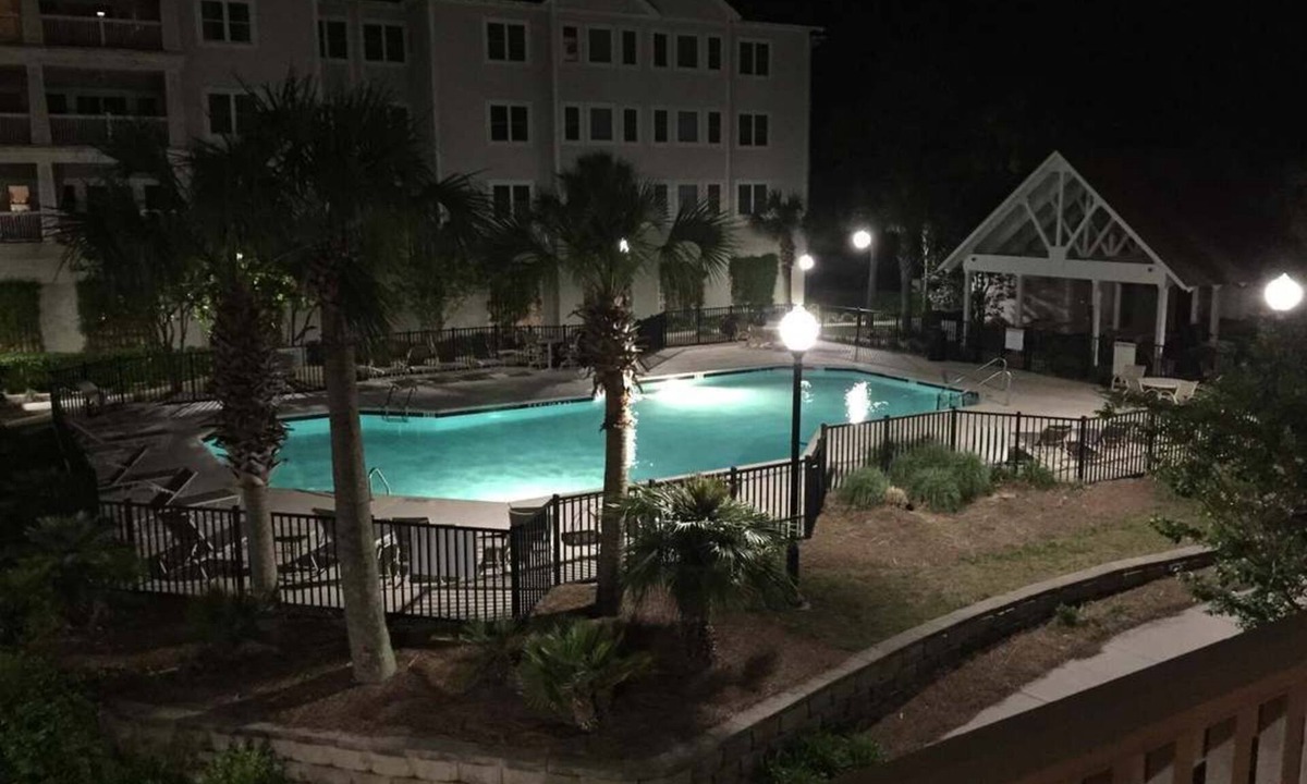 Charleston Condo | Delightful 2-bedroom renovated condo with AC in charming Charleston
