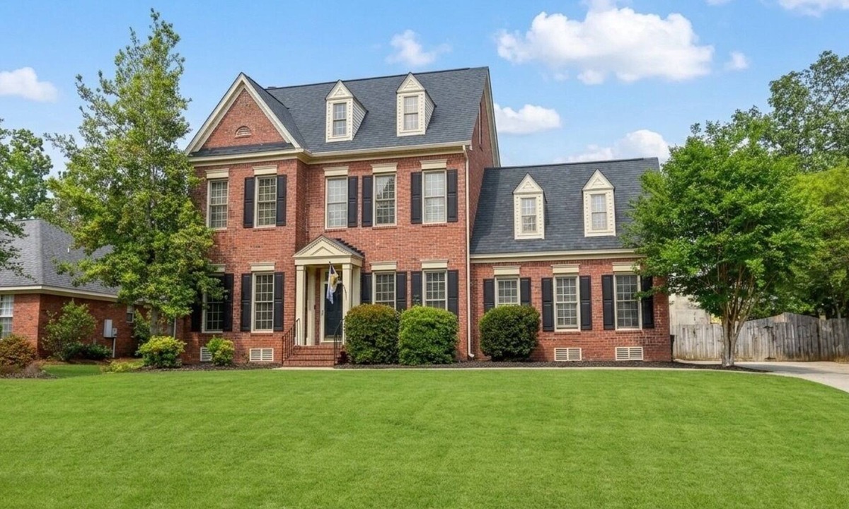 Evans House | Delightful 4-bedrooms master rental in charming Evans