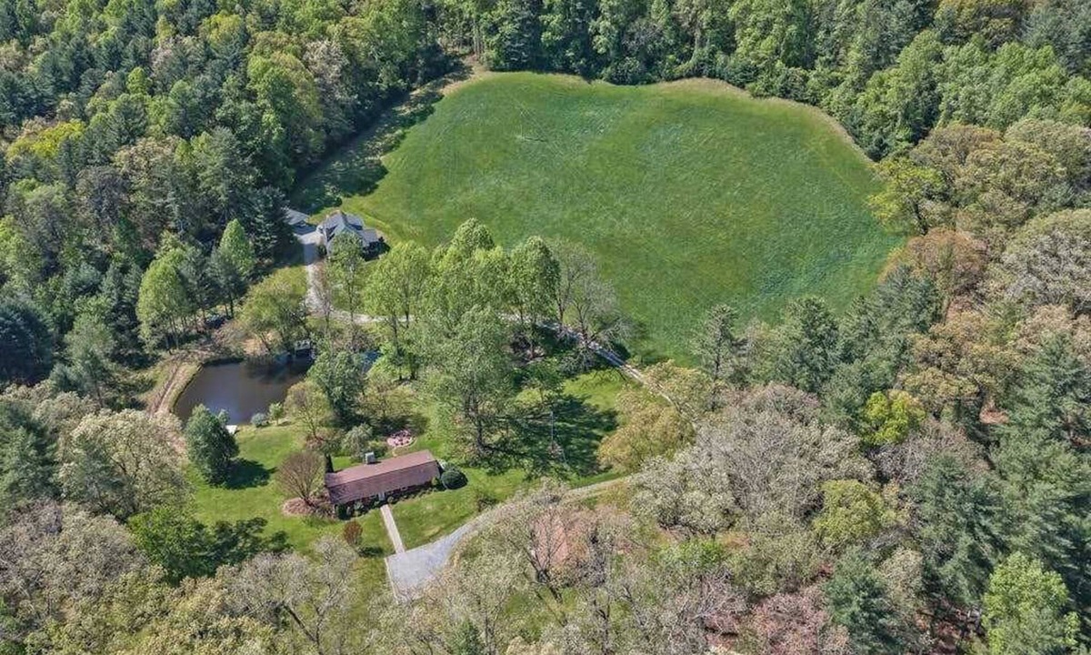 Horse Shoe House | Delightful Country Farmhouse |Fireplace, Firepit & Fishing Pond