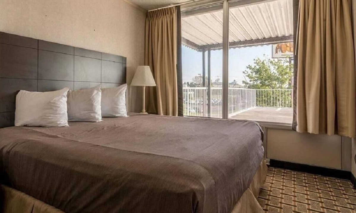 Pennington Bend Hotel | Deluxe King Room near Opryland