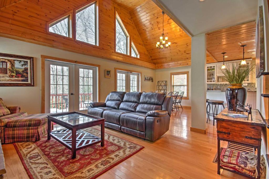 Beech Mountain House | Deluxe Log Cabin with Pool Table 1 Mi to Hike and Ski