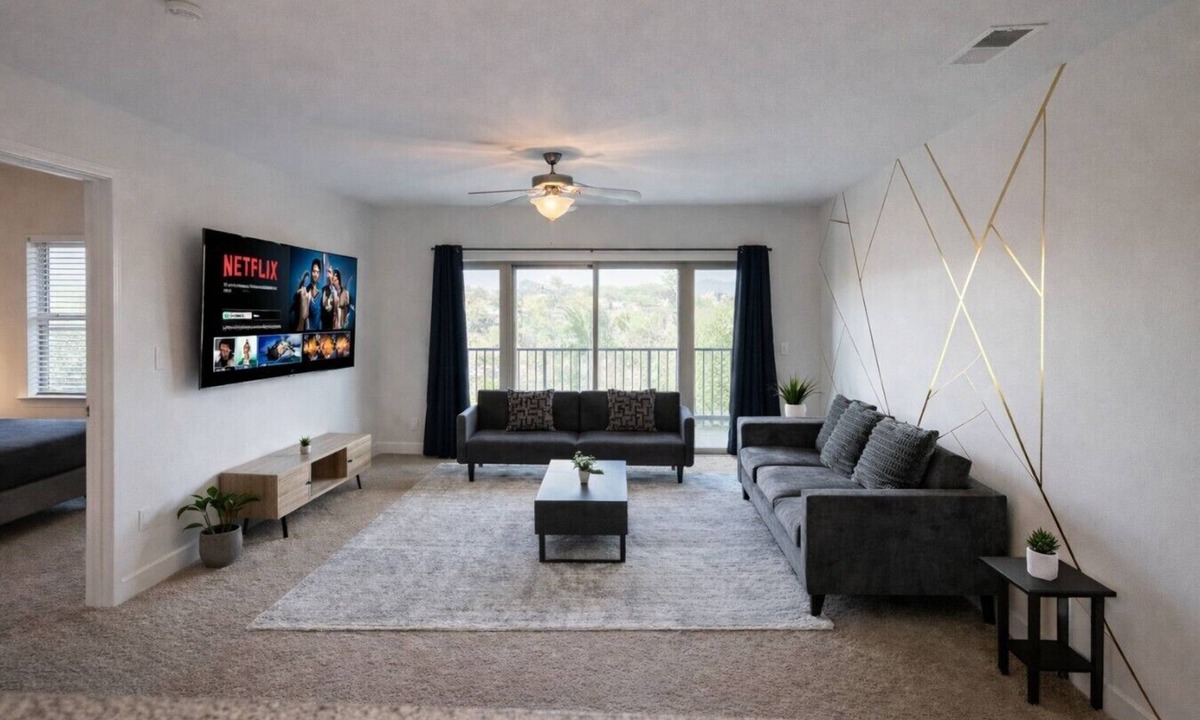 Glen Iris Apartment | Designer UAB Condo | King Bed | Balcony View D2