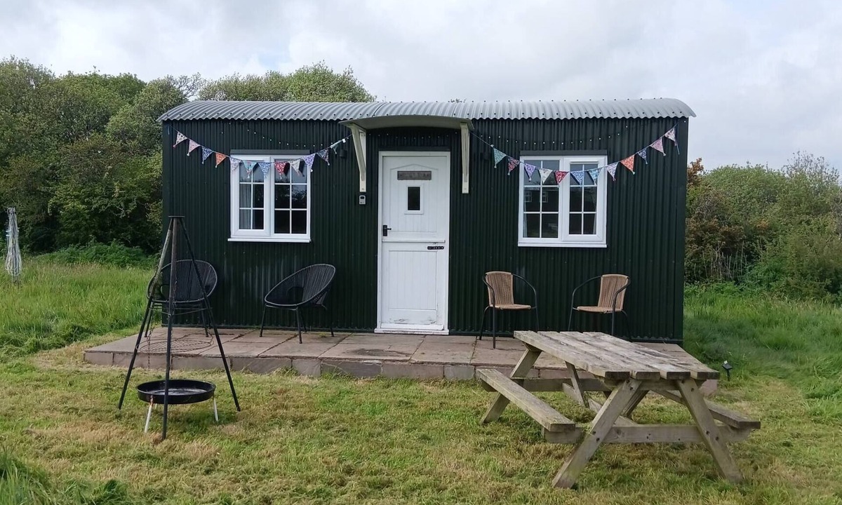 Helston Cabin | Dinky's Den, a Beautiful Tiny Home