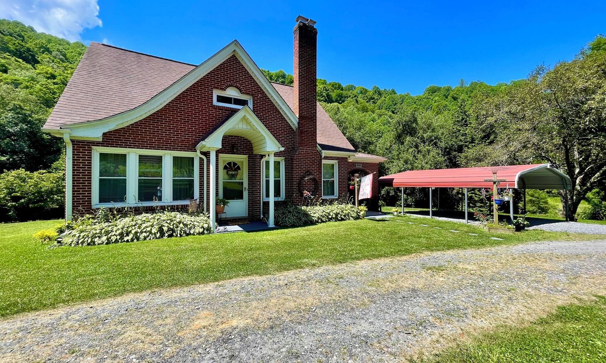Creston Other | Discount Summer Stays! Cozy, Family Friendly Riverside Farmhouse on Acreage!