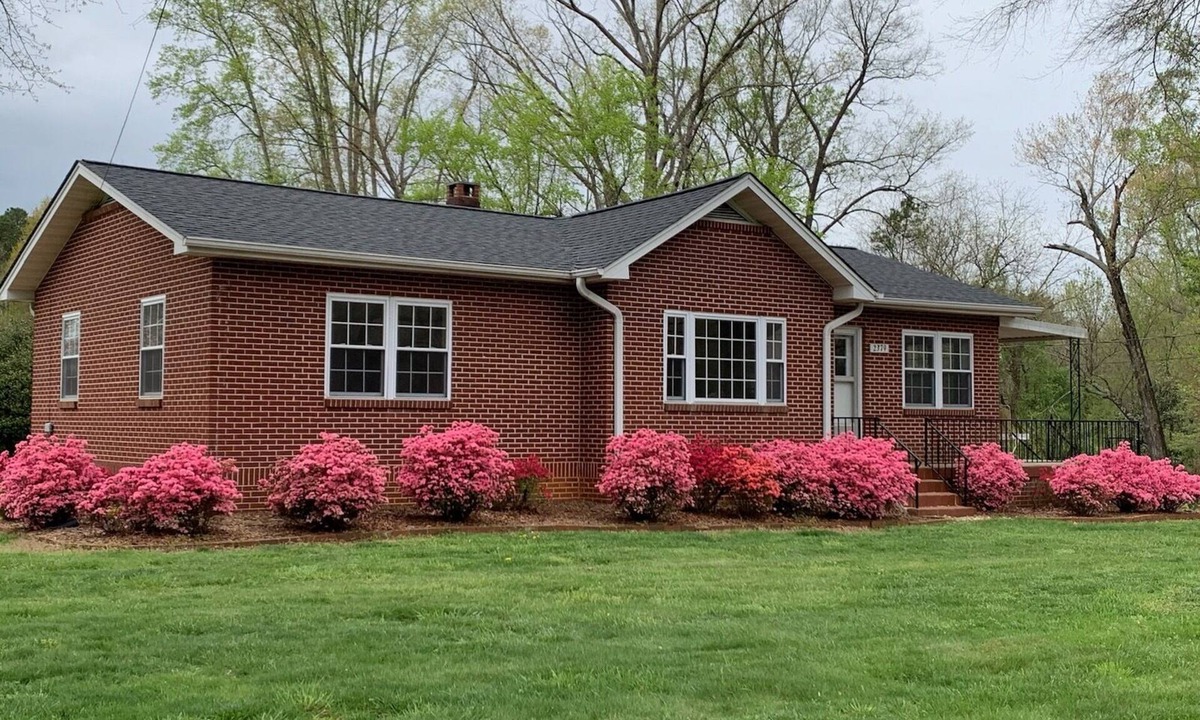 Long View House | Discover Tranquility at Carolina Cottage - Cozy 2-Bedroom Retreat in Hickory, NC