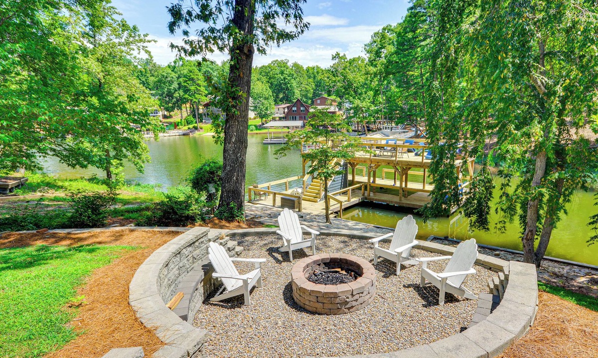 New London House | Dock & 2-Story Boat Slip: Badin Lake Cabin