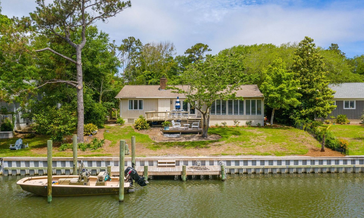 Pine Knoll Shores House | Dock Holiday! with Boat Dock & Pet Friendly