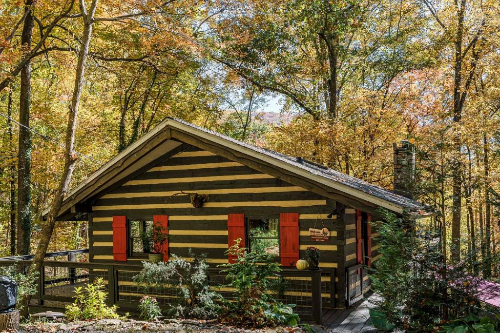 Fairview House | Dog-Friendly Cabin with Decks and Mountain Views!