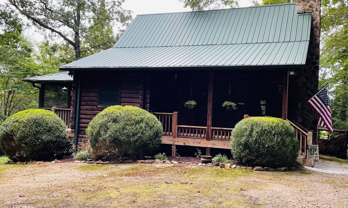 Franklin Cabin | Dog Friendly Secluded Cabin Hideaway in Franklin