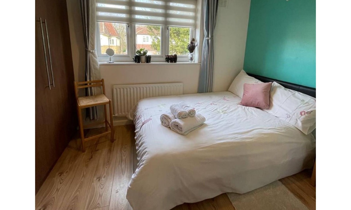 Richmond-upon-Thames Bed & Breakfast | Double Room with shared bathroom by Richmond Park and Wimbledon Common