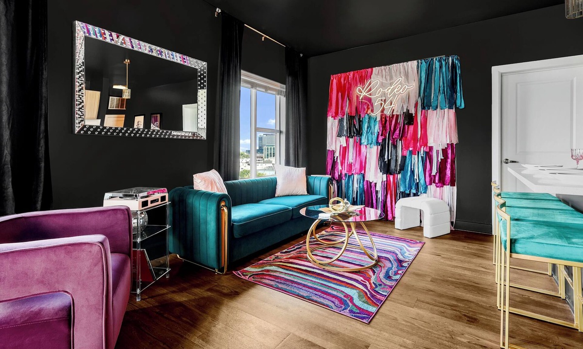 Eighth Avenue Apartment | Downtown 3BR/3BA Luxury Stay. Skyline Views, Pool, Gym, & Walk to Broadway