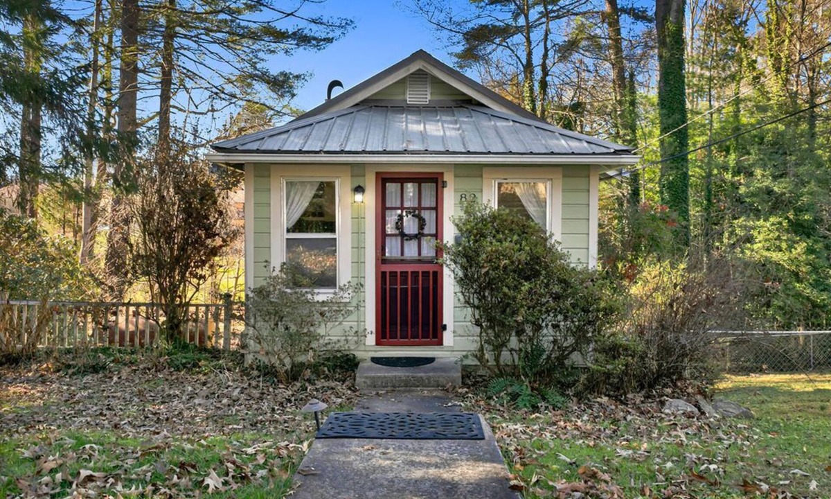 Brevard House | Dreamy Cottage for Two