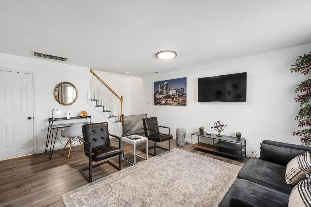 Downtown Apartment | DTPrivacy*KidsFriendly*PetFriendly*300M*Walkable