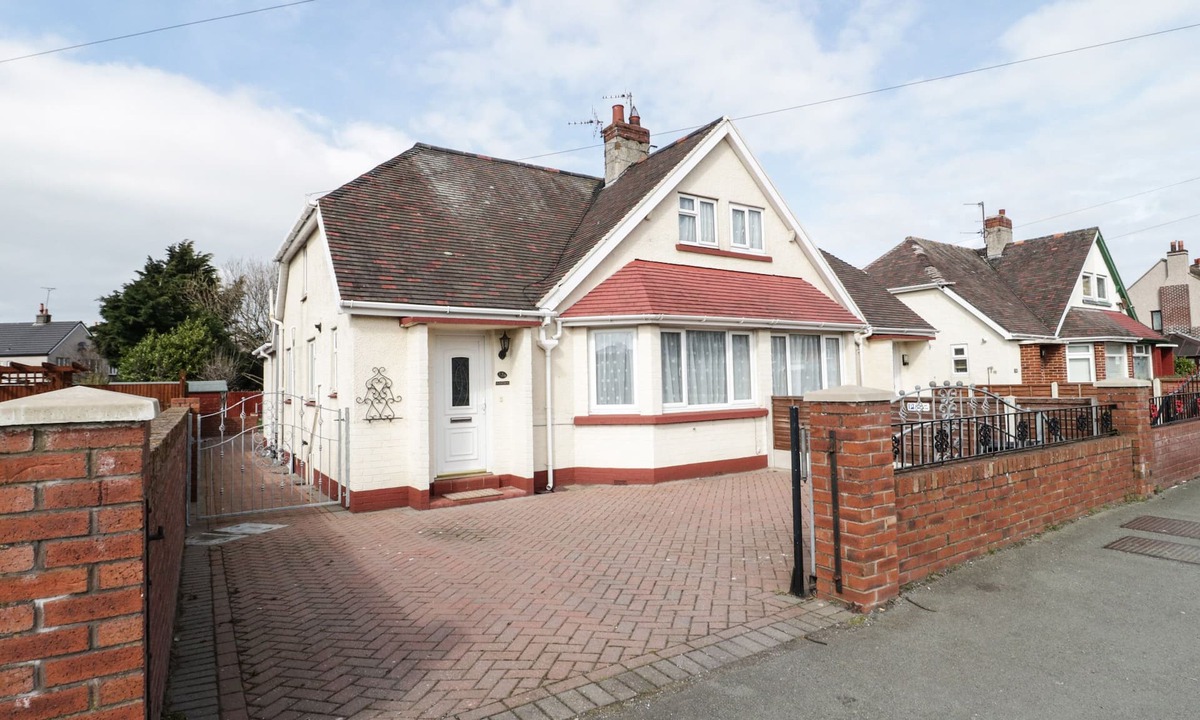 Llandudno Cottage | DUNROMIN, pet friendly, country holiday cottage in Llandudno