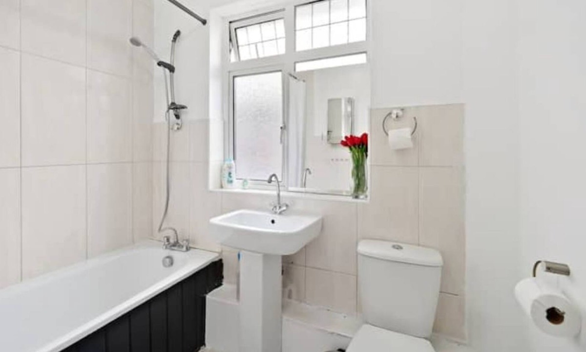 Dunstable House | Dunstable 3 bedroom houseParking