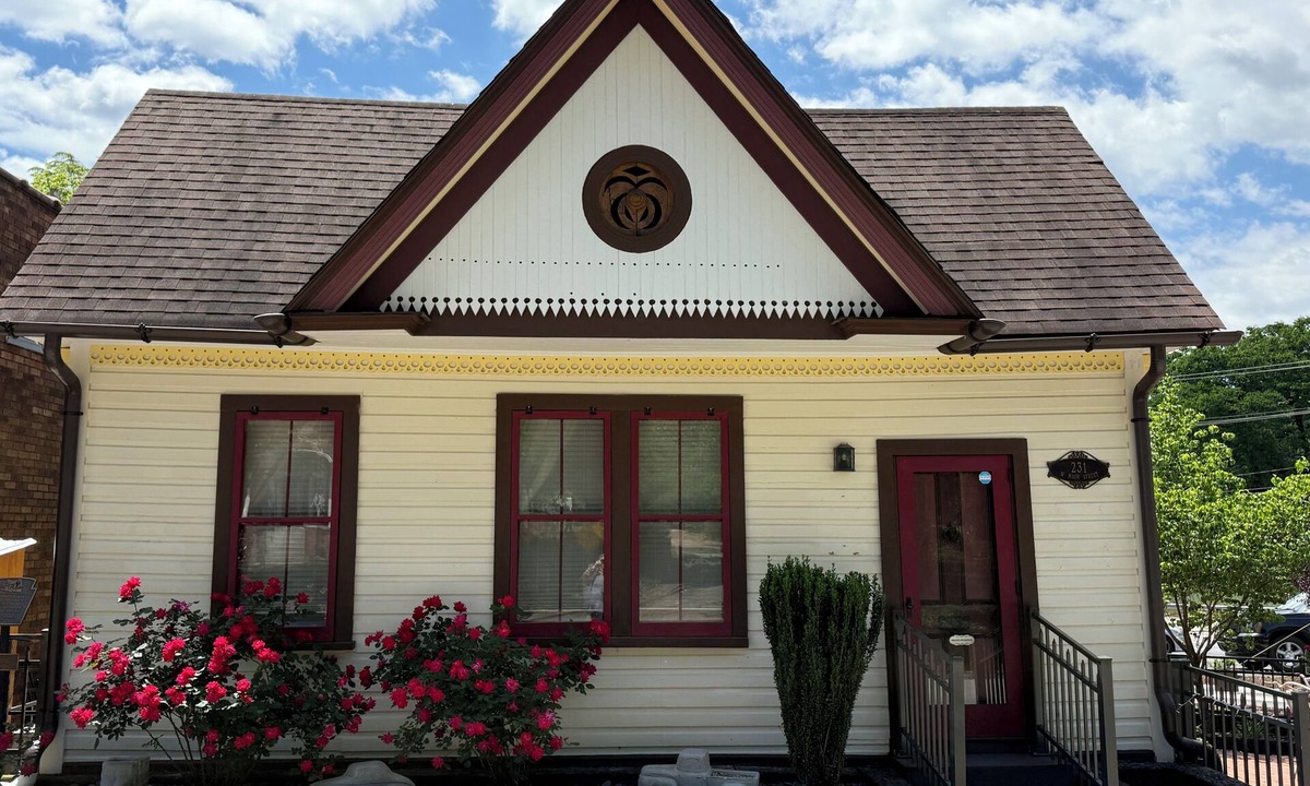 Jonesville Cottage | E&A Cottage in heart of downtown Elkin
