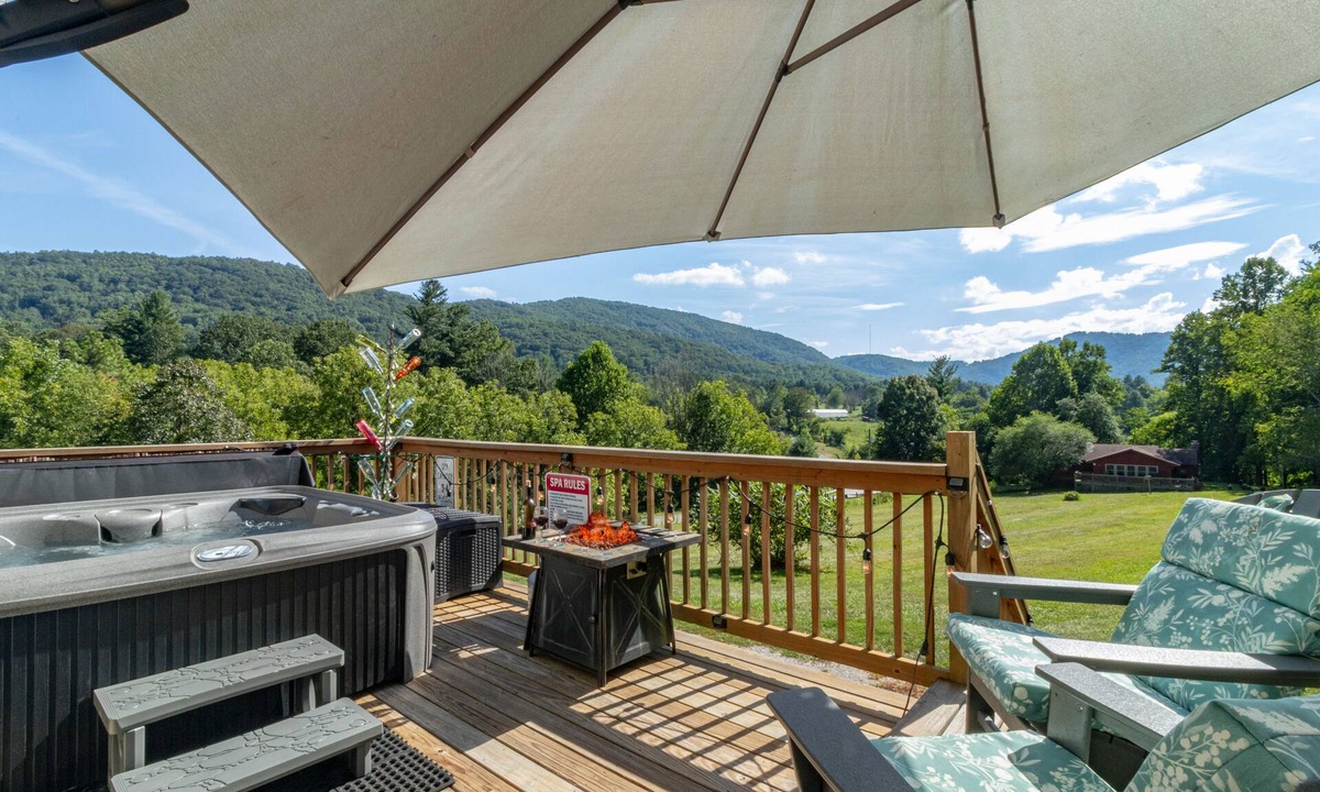 Skyland Apartment | East Asheville - HotTub - Views - Fire Pit - Parkway - Hiking - Pets - Wi-Fi