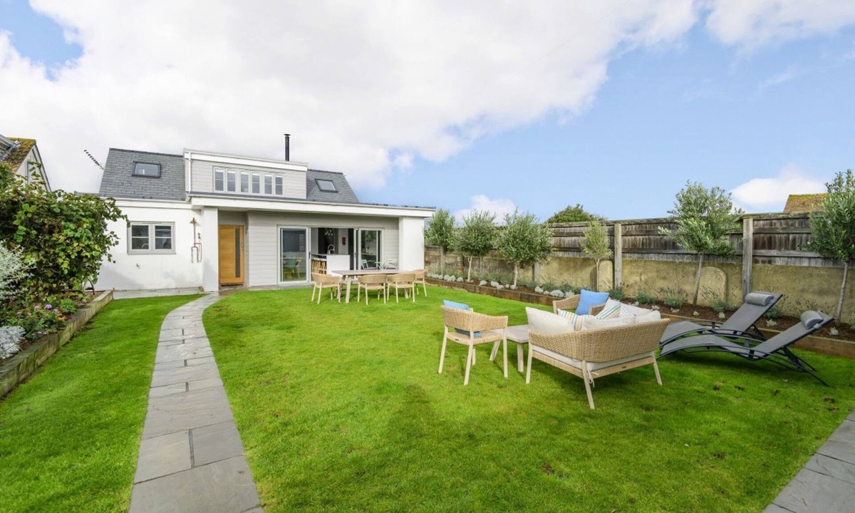 East Wittering House | East Wittering Family Beach Home – Sleeps 10, 5 Bedrooms & Parking