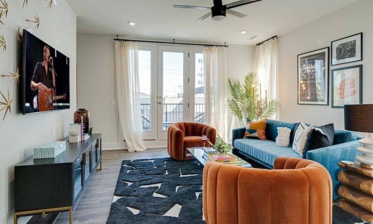Whitebridge House | Eclectic Charm 5623 & 5625–Near Broadway–Sleeps 18