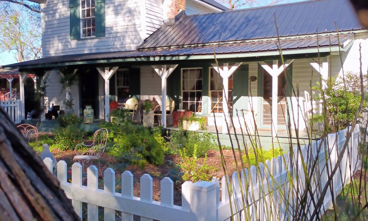 Vale Other | Eclectic Edition 2 bedroom Historic Farmhouse circa 1885 nNo Ghosts Serene Vale