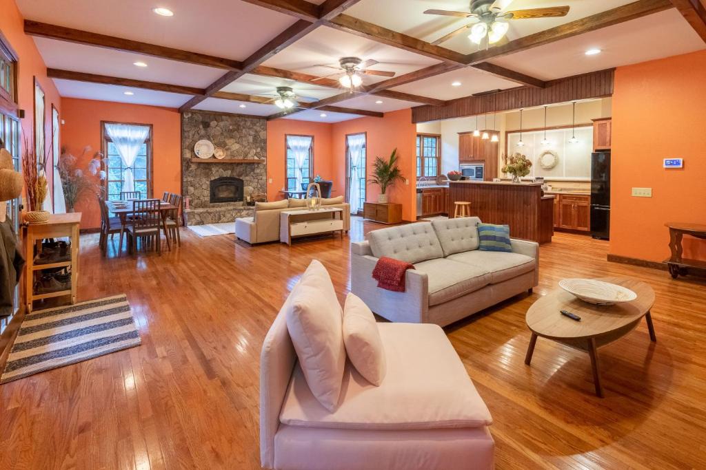 Almond House | Elegant Smoky Mountains Retreat
