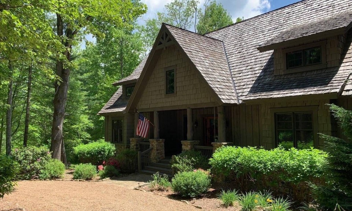 Highlands House | Escape to your cozy Cashiers retreat, just a hop away from Lake Glenville