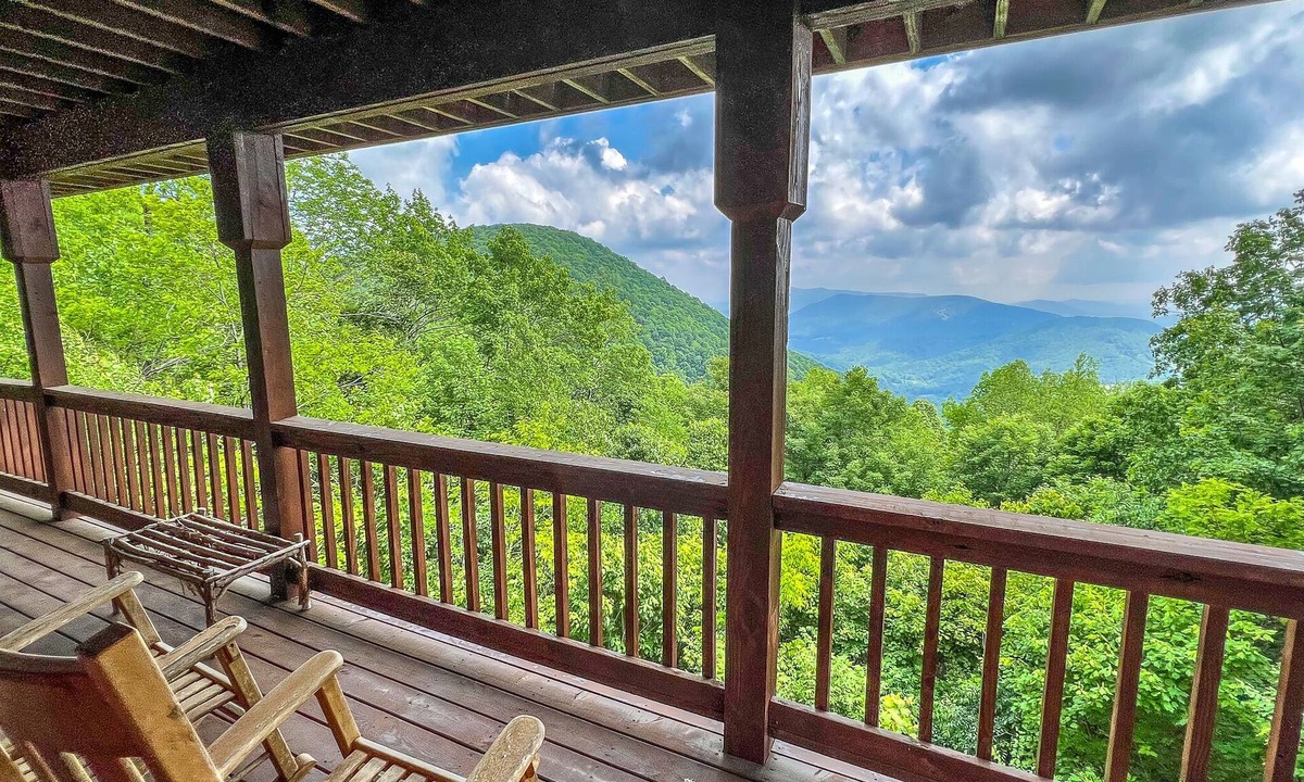 West Jefferson Cabin | Everything You Love About Fall Is At Jasmine Heights: Views, Comfort & Charm