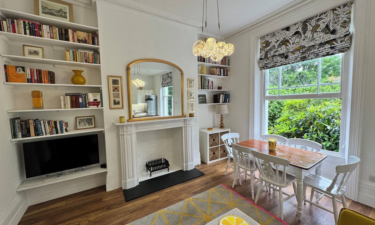 Lee Green Apartment | Exceptionally large period conversion flat, Hither Green, sleep 6, pet-friendly