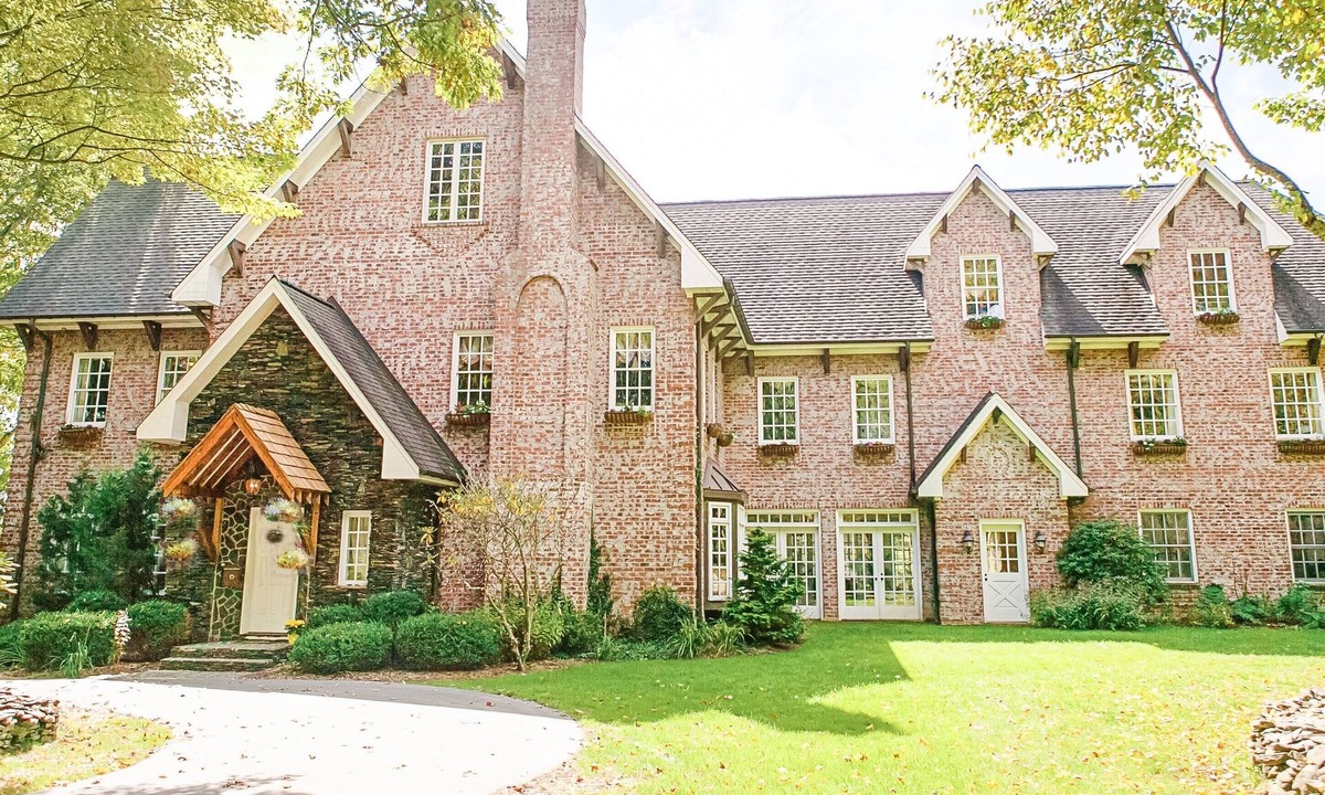 Jefferson House | Exclusive Use Resort and Event Space - SUMMER SPECIALS! CHRISTMAS SPECIAL!