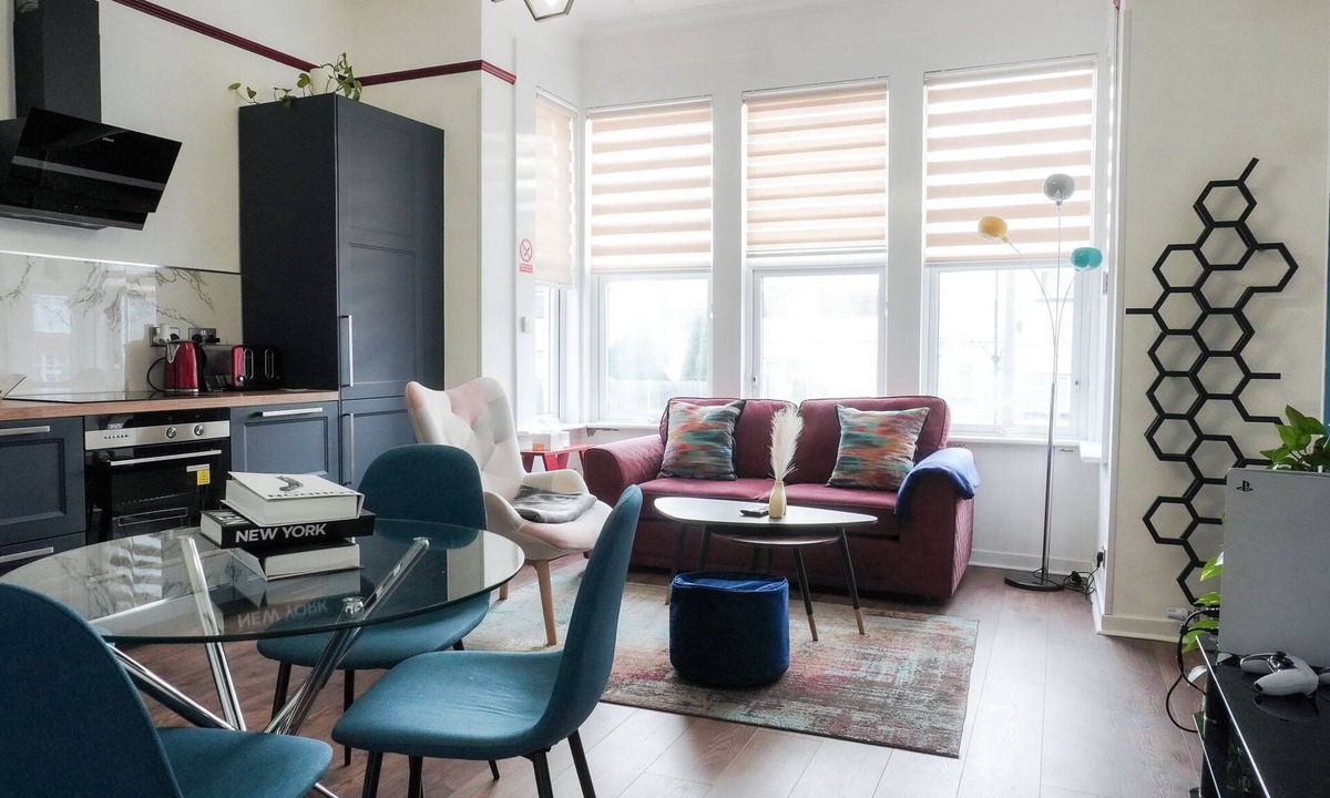 Westcliff-on-Sea House | Executive King size 1-bedroom Contractor friendly - Free Parking!