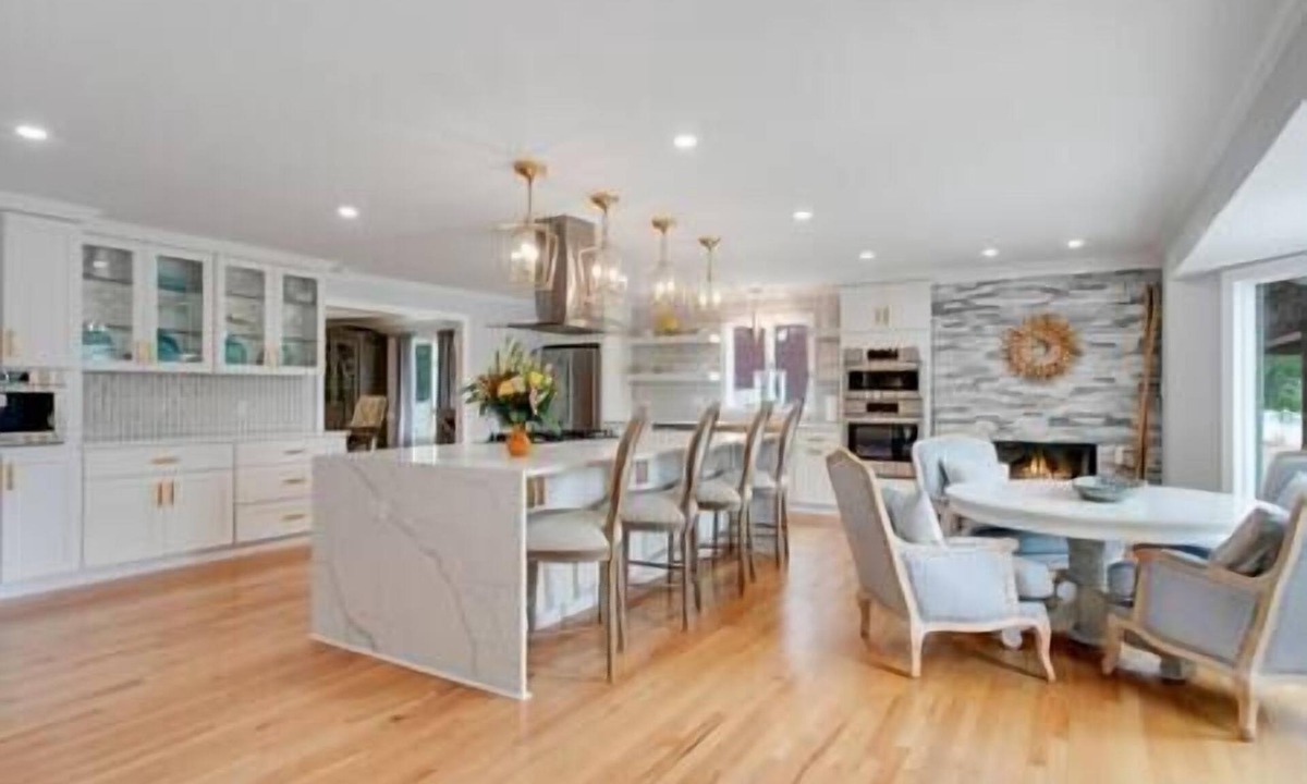 Portsmouth House | Experience Timeless Luxury at Cavalier Manor on a Lake